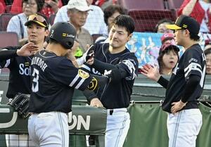 1回、先制2ランを放った近藤を迎えるソフトバンク・有原(左から3人目)=マツダ