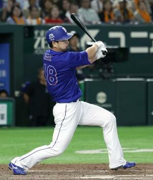 8回中日2死満塁、代打阿部が右前へ決勝となる逆転2点打を放つ=東京ドーム