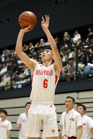 男子準々決勝 開志国際―美濃加茂 第1クオーター、開志国際の千保銀河が3点シュートを決め、14-18=福岡県照葉積水ハウスアリーナ