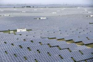 中国青海省海南チベット族自治州にある世界最大級の大規模太陽光発電所=2025年7月(共同)