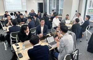 スポーツクラブの経営人材を育成する講座で議論する参加者(スポーツヒューマンキャピタル提供)