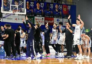 　ＦＥ名古屋に勝利し、喜ぶ長崎の選手たち＝名古屋市枇杷島スポーツセンター