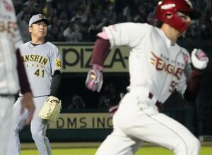 4回、楽天・武藤(手前)に逆転の2点三塁打を浴びた阪神・村上=楽天モバイルパーク