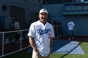 　ドジャースタジアムで報道陣と会話を交わすデーブ・ロバーツ監督＝１月３１日、ロサンゼルス（ＡＰ＝共同）