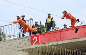 県消防救助技術大会で訓練の成果を披露する消防士=2日、新潟市中央区鐘木