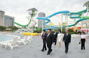 「元山葛麻海岸観光地区」を視察する北朝鮮の金正恩朝鮮労働党総書記(左から2人目)=24日、北朝鮮東部江原道(朝鮮中央通信=共同)