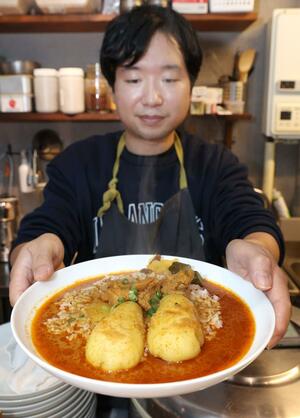 東京・神保町で扱っていたインドカレーを提供する大野将太さん=長岡市寺泊上田町