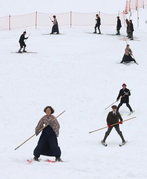 少雪の中、一本杖スキーを披露するレルヒの会のメンバー=2月2日、上越市大貫