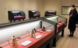 コーヒーを楽しむためのさまざまな製品が並ぶ「燕の珈琲道具展」＝燕市大曲