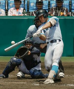 山梨学院―岡山学芸館 5回表山梨学院2死一、二塁、萬場が左中間に2点二塁打を放つ。捕手佐藤滉=甲子園