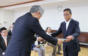 長年にわたり安全運転を続けた優秀運転者の表彰式=妙高市上町