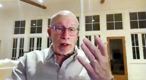 　オンラインで取材に応じるアレックス・ギブニー氏＝１１月（共同）