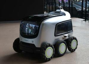 エスコンフィールド北海道でビールなどを無人販売する自動運転ロボット「Yours」=11日午前、北海道北広島市