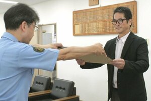 線路内の高齢者を助け出し、燕署から感謝状を贈られた髙橋守さん=燕署