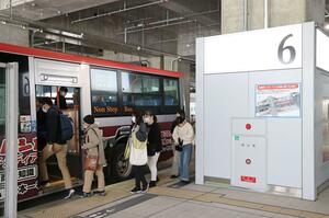 開業初日から多くの人が利用したJR新潟駅直下のバス乗り場=3月31日、新潟市中央区