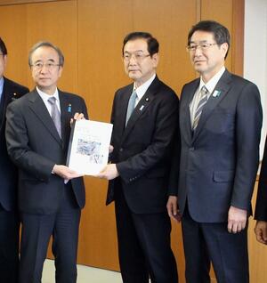 堂故茂国土交通副大臣(中央)に要望する花角英世知事(左)と中原八一新潟市長=4月12日、国交省