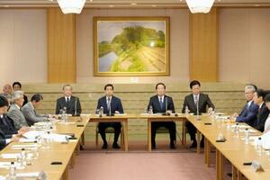 4月、衆参両院が開いた皇族数確保に関する全体会議に臨む額賀衆院議長(中央右)ら=衆院議長公邸