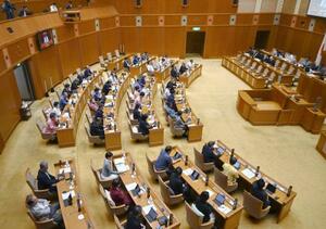 　中東での軍事攻撃の即時停止を求める意見書を全会一致で可決した沖縄県議会の本会議＝２７日午前