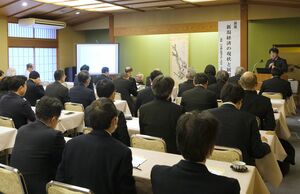 日銀新潟支店の平形尚久支店長による経済講演会=新発田市諏訪町1