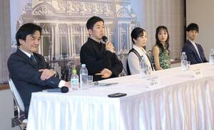 「かぐや姫」の海外公演の記者会見。左から公益財団法人日本舞台芸術振興会専務理事の髙橋典夫さん、演出振付家の金森穣さん、東京バレエ団団長の斎藤友佳理さん、プリンシパルの秋山瑛さん、ファーストソリストの大塚卓さん＝４月、東京都内（衣裳協力：秋山瑛　Ｍａｘ　Ｍａｒａ、大塚卓　ＪＯＳＥＰＨ　ＨＯＭＭＥ）