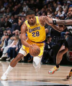 　ティンバーウルブズ戦で攻めるレーカーズの八村＝ミネアポリス（ＮＢＡＥ・ゲッティ＝共同）