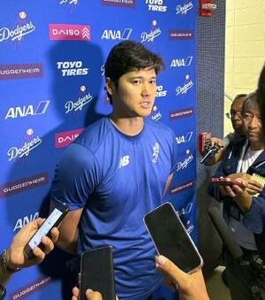 取材に応じるドジャース・大谷=22日、ロサンゼルス