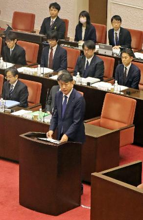 新潟県議会に参考人として出席した東京電力ホールディングスの小早川智明社長(手前)=16日午前