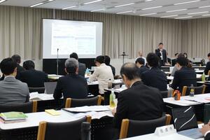 市町村職員らが出席した「原子力安全対策に関する研究会」の実務担当者会議=20日、新潟市中央区