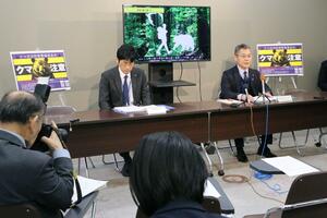 クマ被害への緊急対策を説明する県の担当者＝１９日、県庁