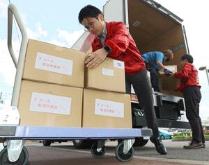 衆院選用の投票用紙を運ぶ新潟市東区の選管職員=10月11日、新潟市東区