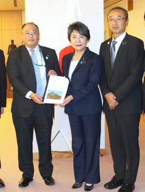 上川陽子外相(中央)に要望書を手渡す橋本憲次郎副知事(左)。右は佐渡市の渡辺竜五市長=6月18日、外務省