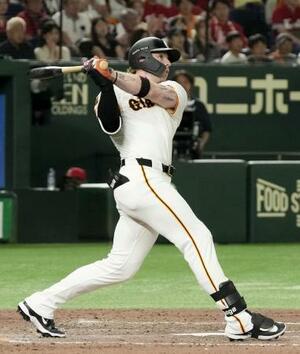 8回巨人1死、代打キャベッジが右越えに決勝ソロを放つ=東京ドーム