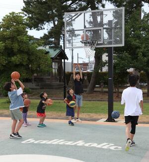 オープンした3X3のコートでバスケを楽しむ子どもたち=上越市下門前