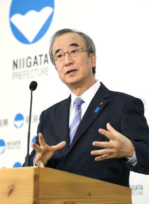 東京電力柏崎刈羽原発の再稼働を巡る地元同意の在り方について語った花角英世知事=14日、県庁