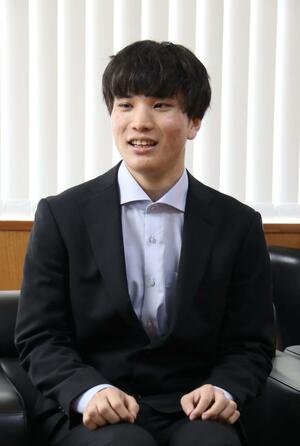 三条で働く医師を目指す思いを語る医学生の横澤英澄さん=三条市役所