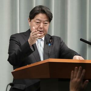 記者会見する林官房長官=2月26日午前、首相官邸