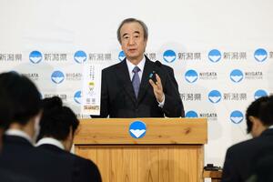 2025年度予算案を発表する花角英世知事=2月12日、新潟県庁