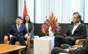 渡辺竜五市長(右)と懇談する中国塩城市の黄希別克・努爾旦副市長=10月2日、佐渡市役所