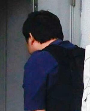 名古屋・東署に入る鈴木佑介容疑者=15日午前11時14分