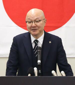 就任会見で意気込みを語る新潟地検の加藤雄三検事正＝１０日、新潟市中央区