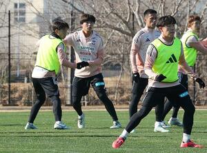キャンプで練習するDF岡本將成(左から2人目)=1月17日、宮崎県西都市