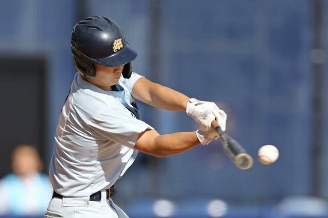 新潟明訓－帝京長岡　４回表、新潟明訓の田村洸太郎の一打で４－０＝エコスタ