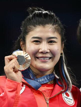 女子６８キロ級で銅メダルを獲得した尾崎野乃香＝パリ（共同）