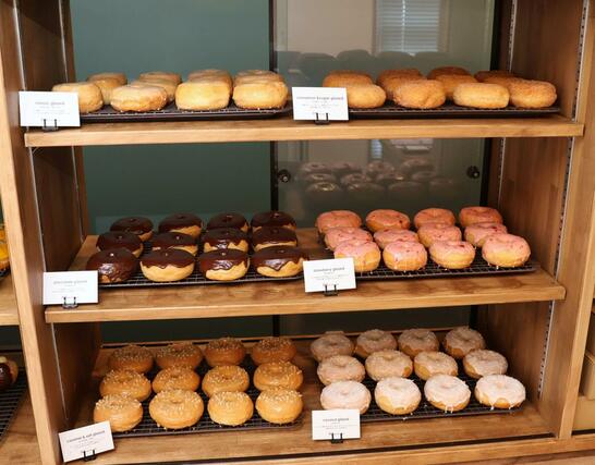 上越市富岡にオープンした「ＢＬＡＮＫＥＴＤＯＮＵＴＳ」のドーナツ