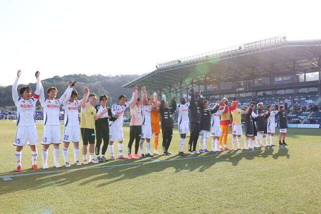 今治－新潟　勝利を喜ぶ新潟の選手たち＝アシさと