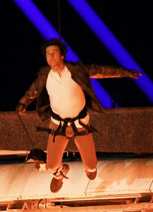 パリ五輪の閉会式に登場したトム・クルーズさん＝８月１１日、パリ郊外（共同）