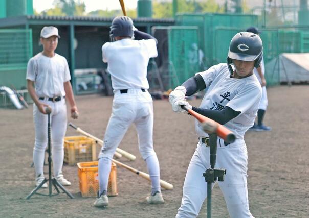 中越が大阪入り後初練習。ティー打撃をする中越の選手たち＝８月２日、兵庫県明石市二見町の三菱重工Ｗｅｓｔグラウンド