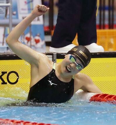 女子１００メートル決勝　新潟県高校タイ記録で優勝した山田妃夏（中越）＝ダイエープロビスフェニックスプール