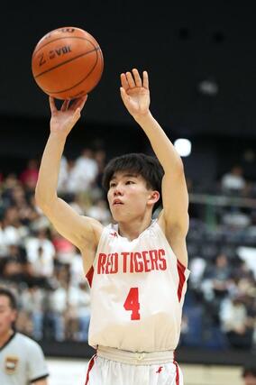 男子準々決勝　開志国際―美濃加茂　第４クオーター、３点シュートを狙う開志国際の清水脩真＝福岡県照葉積水ハウスアリーナ