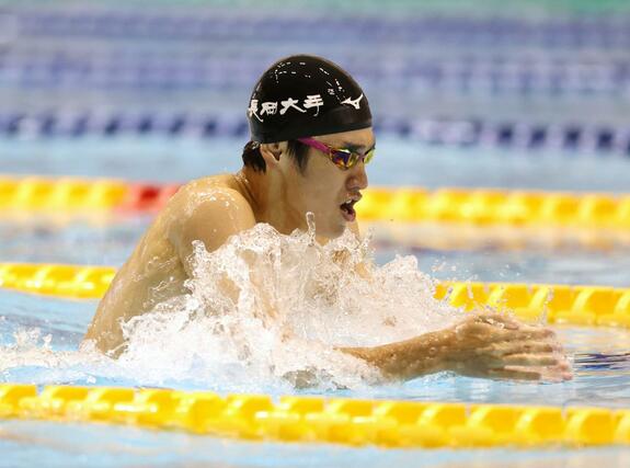 男子４００メートル個人メドレー決勝　優勝した根岸歩夢（長岡大手）＝１９日、長岡市のダイエープロビスフェニックスプール